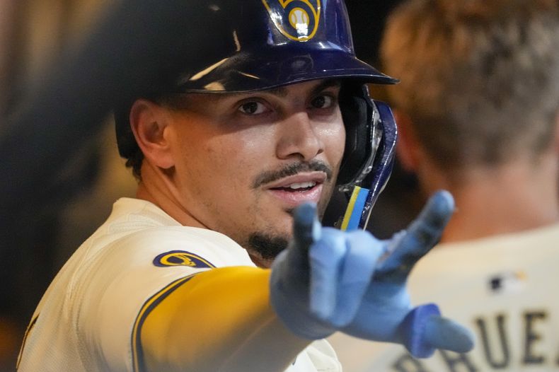 El dominicano de los Cerveceros de Milwaukee, Willy Adames celebra luego de conectar cuadrangular durante la cuarta entrada del juego de béisbol ante los Azulejos de Toronto, el lunes 10 de junio de 2024, en Milwaukee. (AP Foto/Morry Gash)
