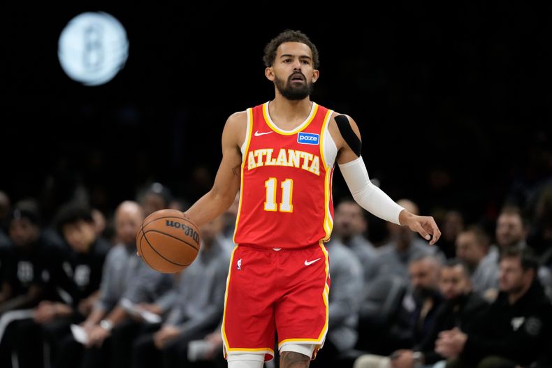 Trae Young, de los Hawks de Atlanta, busca enviar un pase en el duelo del miércoles 29 de octubre de 2025, ante los Nets de Brooklyn (AP Foto/Frank Franklin II)