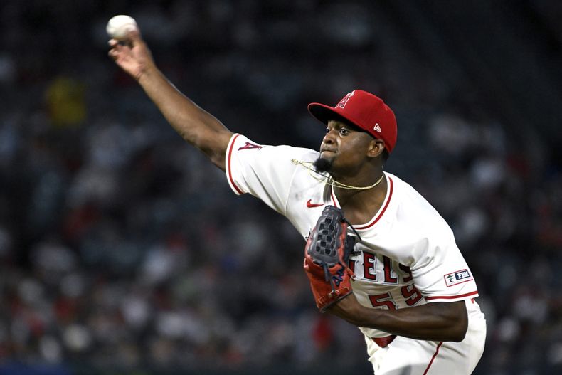 El dominicano José Soriano, de los Angelinos de Los Ángeles, lanza en el juego ante los Astros de Houston, el sábado 21 de junio de 2025 (AP Foto/Wally Skalij)