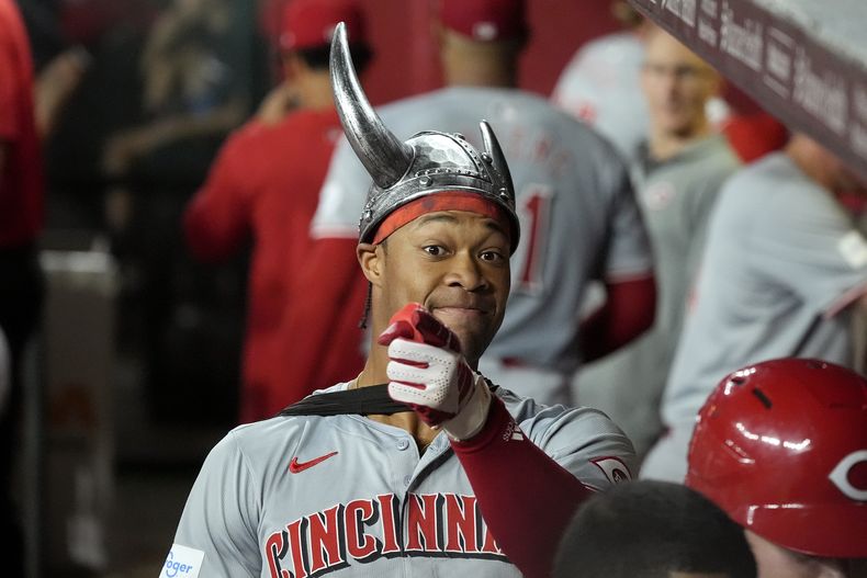 Will Benson de los Rojos de Cincinnati señala hacia la cámara de TV mientras celebra su jonrón de dos carreras ante los Diamondbacks de Arizona durante la quinta entrada del juego de béisbol, el martes 14 de mayo de 2024, en Phoenix. (AP Foto/Ross D. Franklin)