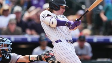 Jake McCarthy, de los Rockies de Colorado, conecta un sencillo productor de dos carreras ante el lanzador relevista de los Marlins de Miami, Calvin Faucher, en la sexta entrada de un partido de béisbol, el jueves 2 de julio de 2026, en Denver. (Foto AP/David Zalubowski)