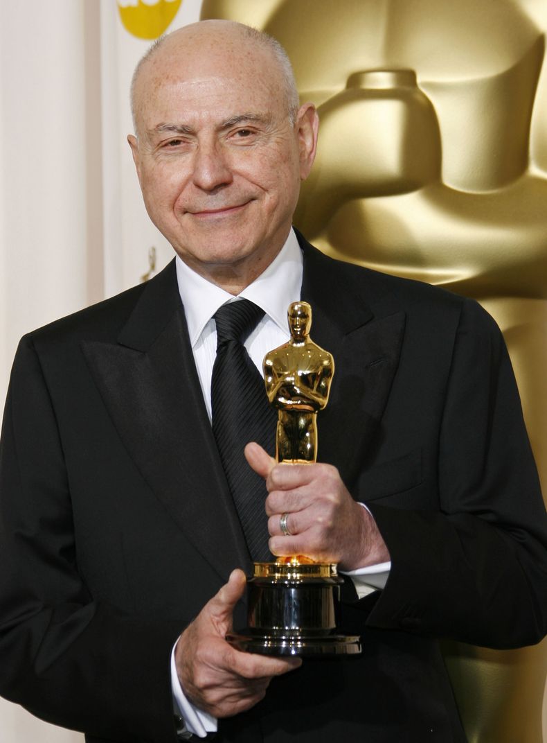 ARCHIVO - Alan Arkin posa con el Oscar que ganó como mejor actor de reparto por Little Miss Sunshine en la 79a entrega de los Premios de la Academia el 25 de febrero de 2007 en Los Angeles. Arkin, el actor de carácter que demostró su versatilidad en la comedia y el drama al recibir recibió cuatro nominaciones al Premio de la Academia y ganó un Oscar en 2007 por Little Miss Sunshine, falleció a los 89 años. (Foto AP/Kevork Djansezian, archivo)