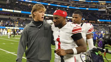 El quarterback Jaxson Dart (izquierda) de los Giants de Nueva York camina fuera del campo junto a Malik Nabers (1) tras el partido contra los Rams de Los Ángeles, el lunes 21 de septiembre de 2026, en Inglewood, California. (AP Foto/Caroline Brehman)