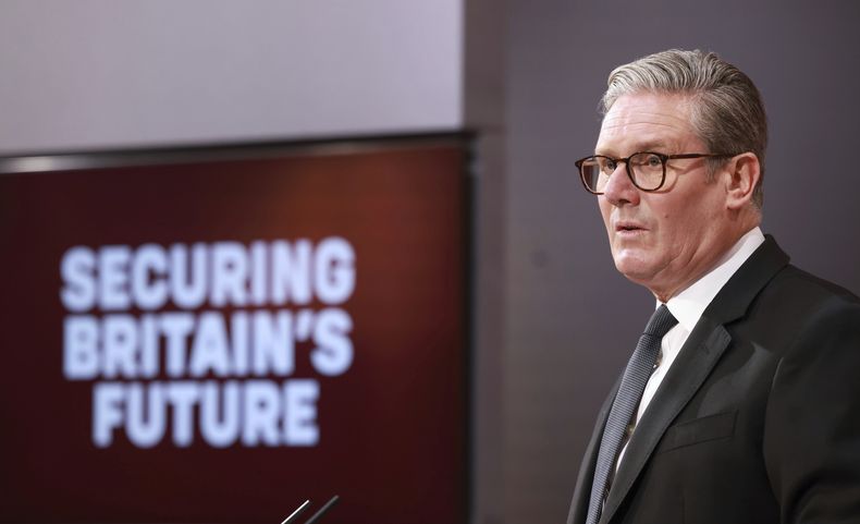 El primer ministro británico, Keir Starmr, habla durante una conferencia de prensa antes de la publicación de un documento del gobierno sobre inmigración en Londres, el lunes 12 de mayo de 2025. (Ian Vogler, Imagen de Pool via AP)