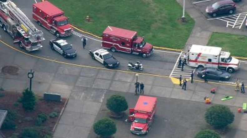 El episodio se produjo en la cafetería de una escuela estatal de Washington. El atacante presuntamente se suicidó luego de abrir fuego.