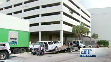 emergencia en el aeropuerto de miami tras la caida de un hombre de un estacionamiento