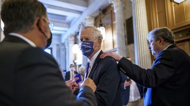 Senadores de EEUU reanudan debate sobre infraestructura