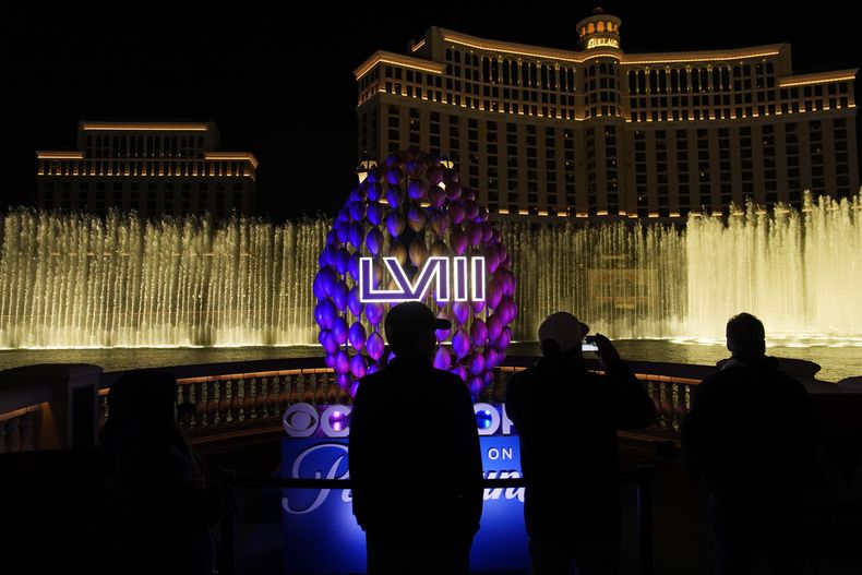 El logo del Super Bowl frente a la fuente del Bellagio en el Strip de Las Vegas, el miércoles 7 de febrero de 2024, en Las Vegas. (AP Foto/John Locher)