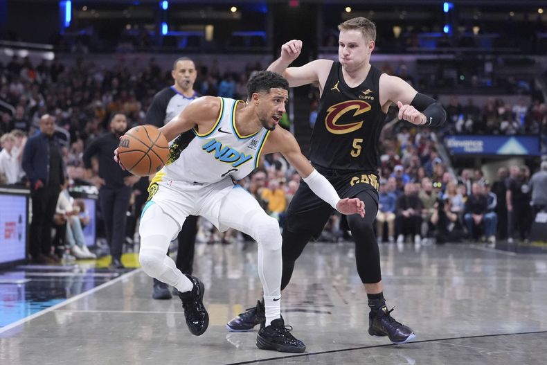 Tyrese Haliburton, de los Pacers de Indiana, eluge a Sam Merrill, de los Cavaliers de Cleveland, en el duelo del jueves 10 de abril de 2025 (AP Foto/Michael Conroy)