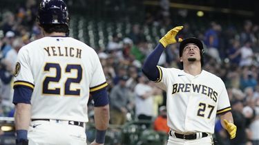Willy Adames, de los Cerveceros de Milwaukee, reacciona después de batear cuadrangular de dos carreras durante la primera entrada del juego de béisbol en contra de los Astros de Houston, el miércoles 24 de mayo de 2023, en Milwaukee. (AP Foto/Morry Gash)