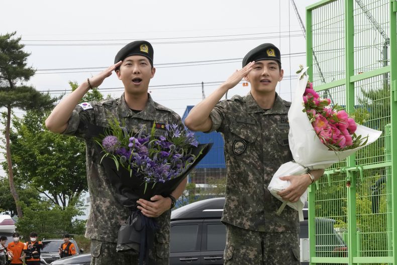 Los miembros de la banda de K-pop BTS, RM, a la izquierda, y V saludan después de ser dados de baja del servicio militar obligatorio en Chuncheon, Corea del Sur, el martes 10 de junio de 2025. (Foto AP/Ahn Young-joon)