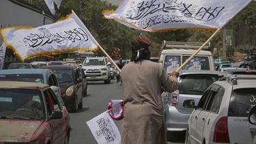 Un hombre vende banderas talibanas en Kabul, Afganistán, antes del aniversario de la toma del poder por parte de los talibanes, el 14 de agosto del 2025. (AP foto/Siddiqullah Alizai)