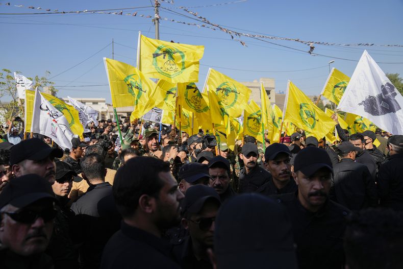 ARCHIVO - Integrantes de las Fuerzas de Movilización Popular acuden al funeral de combatientes de Hezbollah que murieron en un ataque aéreo estadounidense en la provincia de Babil en el sur de Bagdad, Irak, el 31 de julio de 2024. (AP Foto/Hadi Mizban, archivo)