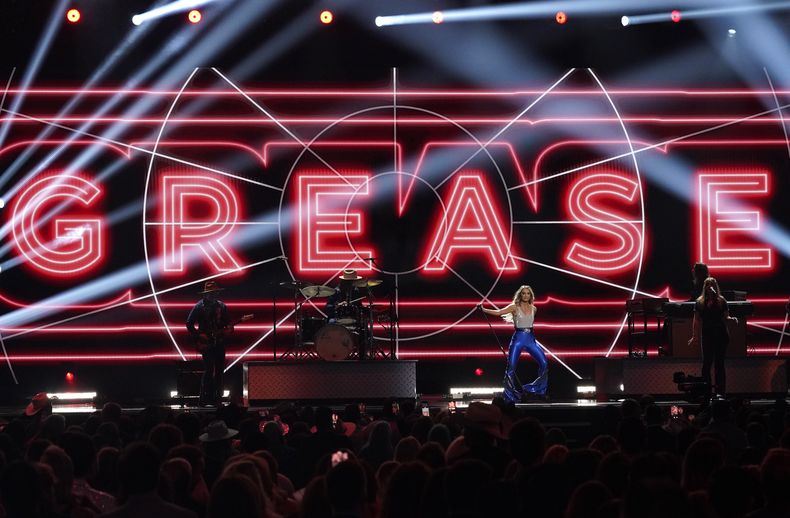Lainey Wilson interpreta Grease en la 58a entrega anual de los Premios de la Academia de Música Country el jueves 11 de mayo de 2023, en el Ford Center en Frisco, Texas. (Foto AP/Chris Pizzello)