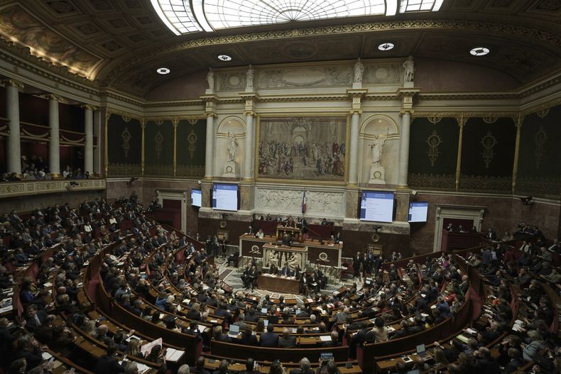 Legisladores escuchan al primer ministro francés, François Bayrou, pronunciar su discurso de política general, el 14 de enero de 2025 en la Asamblea Nacional en París. (AP Foto/Thibault Camus)