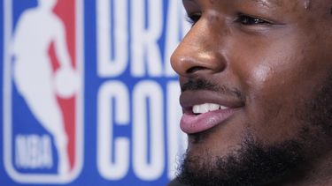 Bronny James escucha una pregunta de la prensa durante el Combine de la NBA en Chicago, el martes 14 de mayo de 2024 (AP Foto/Nam Y. Huh)