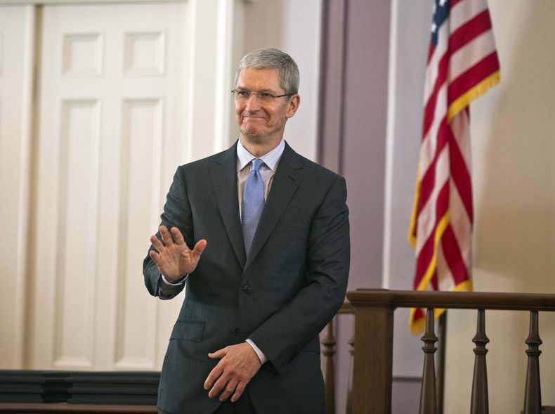 El director general de Apple, Tim Cook, saluda a los asistentes a un acto en la Academia de Honor de Alabama, de donde es natural, en su honor, en el Capitolio estatal, el 27 de octubre de 2014, en Montgomery, Alabama. (Foto AP/Brynn Anderson)