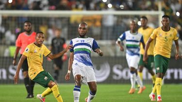 ARCHIVO - El sudafricano Relebohile Mofokeng (izquierda) pugna un balón con el lesotense Lehlohonolo Matsau en las eliminatorias del Mundial el viernes 21 de marzo de 2025, en Polokwane, Sudáfrica. (AP Foto)