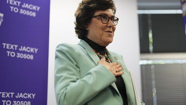 Jacky Rosen, senadora demócrata por Nevada, participa en un evento político sobre derechos reproductivos el viernes 1 de noviembre de 2024, en Las Vegas. (AP Foto/John Locher)