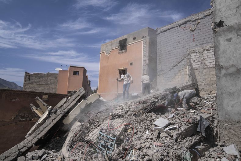 ARCHIVO - Personas buscan entre los escombros en busca de pertenencias en Amizmiz, en Marruecos, el viernes 6 de octubre de 2023. (AP Foto/Mosaab Elshamy, Archivo)