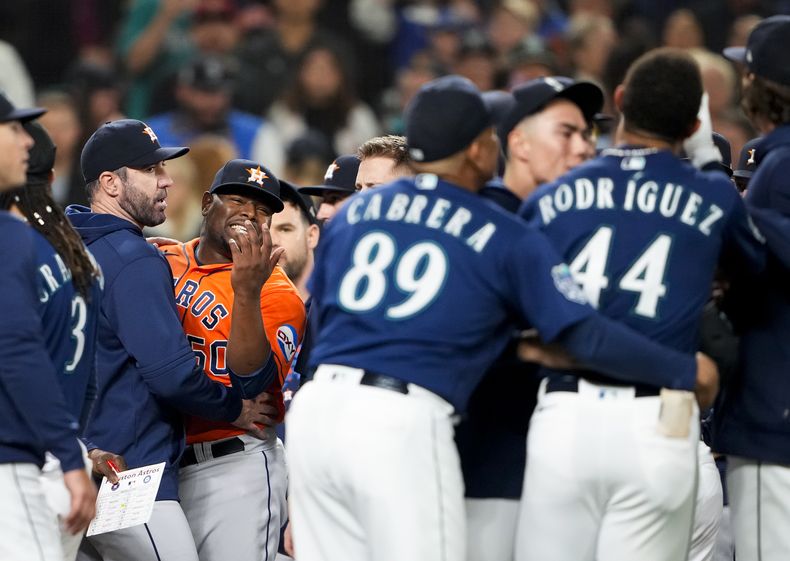 El dominicano Héctor Neris, de los Astros de Houston, increpa a su compatriota Julio Rodríguez, de los Marineros de Seattle, durante el juego del miércoles 27 de septiembre de 2023 (AP Foto/Lindsey Wasson)