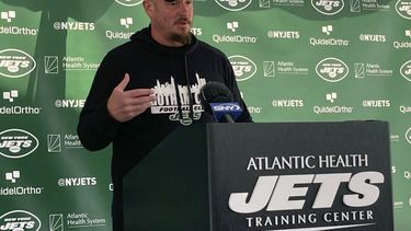 El coordinador ofensivo de los Jets de Nueva York Nathaniel Hackett conversa con los medios en el campo de entrenamiento del equipo de la NFL en Florham Park, Nueva Jersey. Martes 1 de agosto de 2023. (AP Foto/Dennis Waszak Jr.)