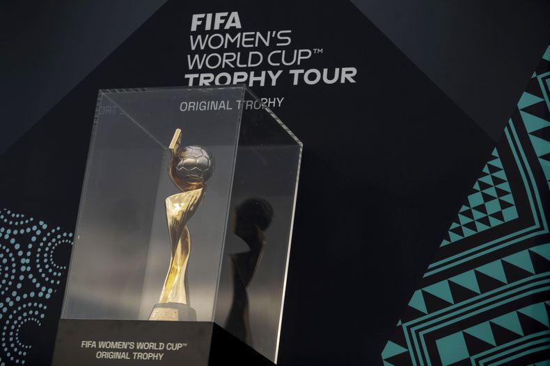 ARCHIVO - El trofeo de la Copa Mundial femenina de fútbol durante un acto de promoción en la estatua del Cristo Redentor de Río de Janeiro, el 29 de marzo de 2023. (AP Foto/Bruna Prado)