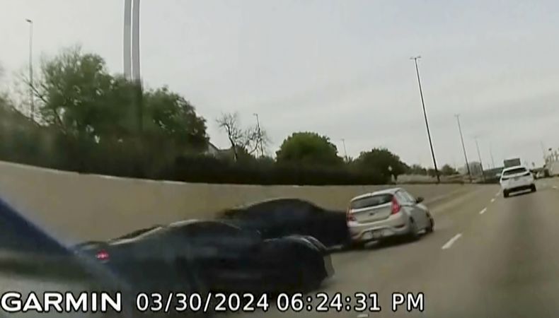 En esta captura de pantalla tomada del video de la cámara del tablero proporcionada por Bill Nabors, dos autos deportivos a alta velocidad, a la izquierda y el segundo desde la izquierda, causan un accidente en cadena en la autopista North Central Expressway, en Dallas, el sábado 30 de marzo de 2024. (Bill Nabors vía AP)