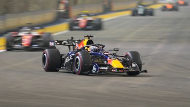 El piloto holandés de Red Bull Max Verstappen maneja durante el Gran Premio de Fórmula 1 de Singapur en Singapur, el domingo 11 de octubre de 2026. (AP Foto/Vincent Thian)