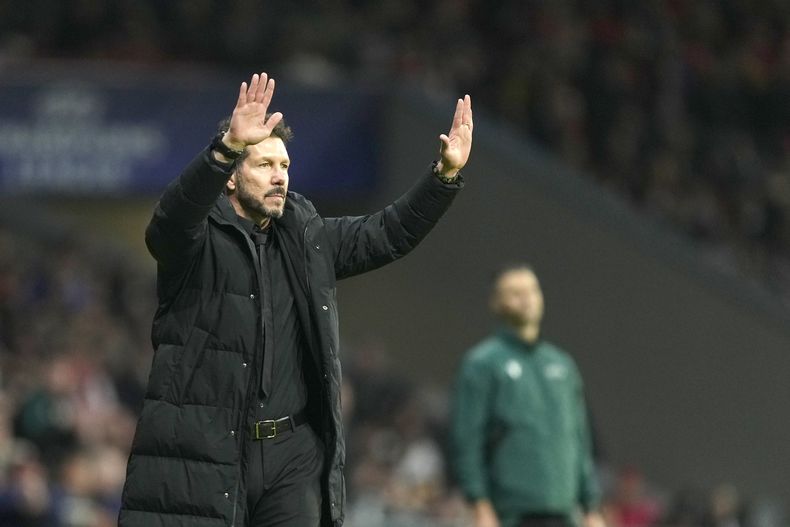 El técnico del Atlético de Madrid reacciona durante le encuentro ante el Celtic de la Liga de Campeones del Grupo E el martes 7 de noviembre del 2023. (AP Foto/Jose Breton)