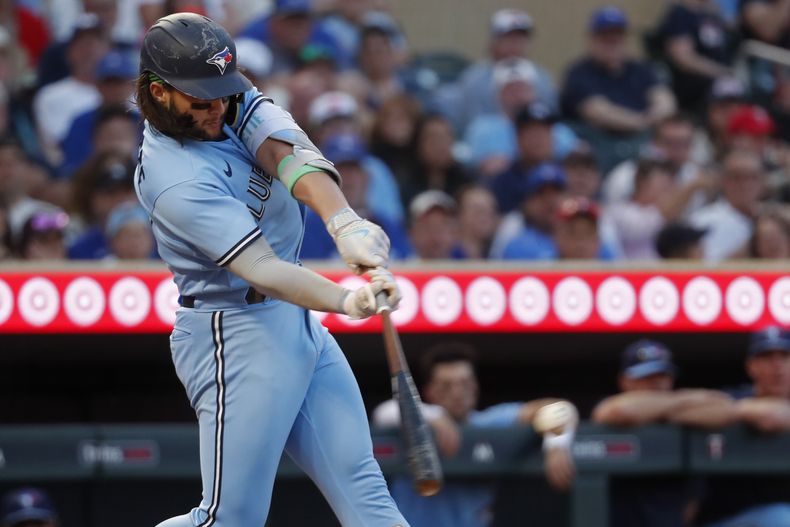 Bo Bichette, de los Azulejos de Toronto, batea un sencillo ante los Mellizos de Minnesota, el viernes 26 de mayo de 2023 (AP Foto/Bruce Kluckhohn)