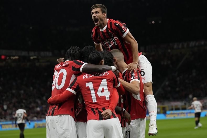Jugadores del AC Milan celebran tras anotar en el encuentro de la Seri A ante el Venezia el sábado 14 de septiembre del 2024. (AP Foto/Antonio Calanni)