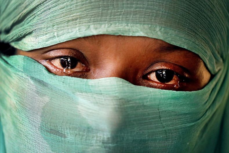 ARCHIVO - En esta imagen, tomada el 22 de noviembre de 2017, F, de 22 años, que dice que fue violada por miembros de las fuerzas armadas de Myanmar en junio y septiembre, fotografiada en su tienda en el campo de refugiados de Kutupalong, en Bangladesh. (AP Foto/Wong Maye-E, archivo)