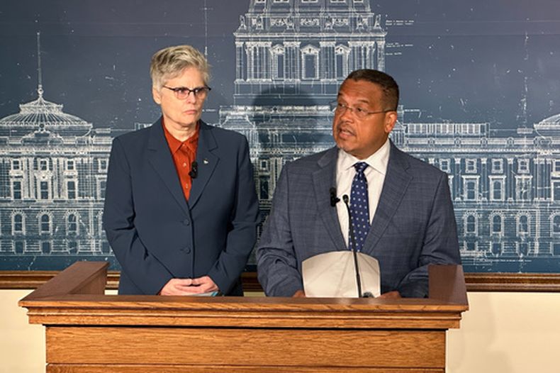 El fiscal general de Minnesota Keith Ellison, derecha, habla en una conferencia de prensa junto con la fiscal del condado Hennepin County, Mary Moriarty, el martes 18 de agosto de 2026, en St. Paul, Minnesota. (AP Foto/Mark Vancleave)