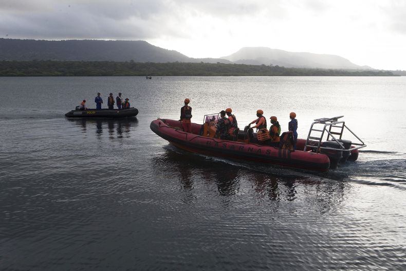 Rescatistas buscan a víctimas el viernes 4 de julio de 2025 después de que un transbordador se hundió en aguas frente a Jembrana, isla de Bali, Indonesia. (AP Foto/Firdia Lisnawati)