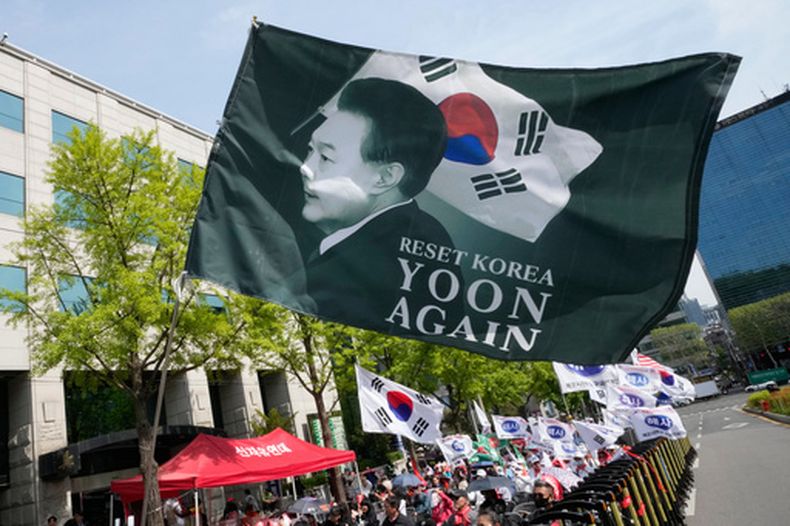Partidarios del expresidente de Corea del Sur, Yoon Suk Yeol, se manifiestan en el exterior de la Corte Suprema de Seúl, en Seúl, Corea del Sur, el 29 de abril de 2026. (AP Foto/Ahn Young-joon)