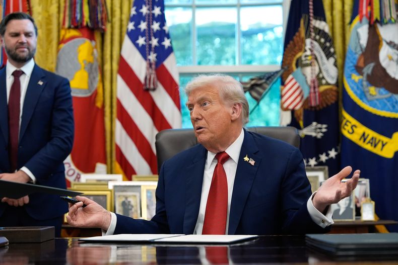 El presidente Donald Trump en la Oficina Oval de la Casa Blanca, el jueves 25 de septiembre de 2025, en Washington; junto a él está el vicepresidente JD Vance. (AP Foto/Alex Brandon)