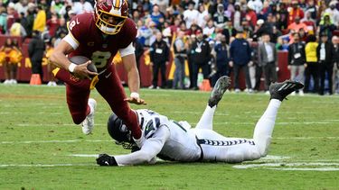 Marcus Mariota (8), quarterback de los Commanders de Washington es derribado por Ernest Jones IV (13), de los Seahawks de Seattle, durante la segunda mitad del partido de la NFL del domingo 27 de septiembre de 2026, en Landover, Maryland. (AP Foto/Nick Wass)