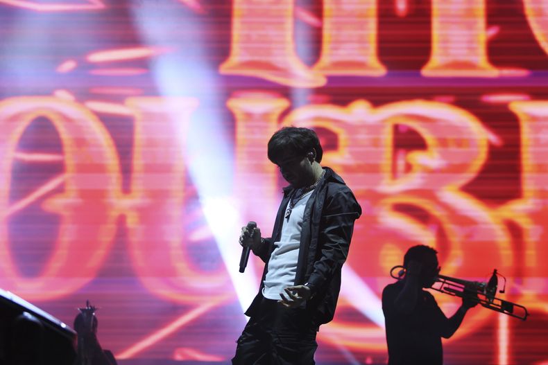 El cantante mexicano Tito Double P durante su presentación en el festival Arre en la Ciudad de México el 7 de septiembre de 2024. (Foto AP/Ginnette Riquelme)