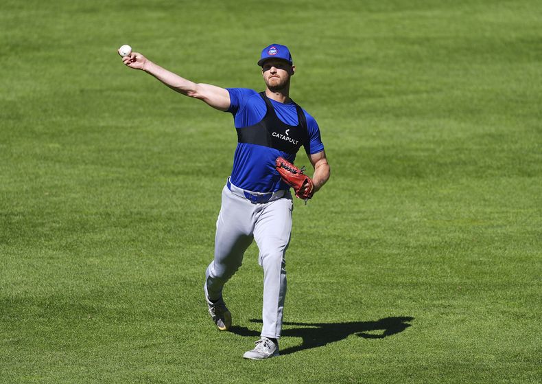 ARCHIVO - En foto del 31 de agosto del 2025, el pitcher de los Cachorros de Chicago Michael Soroka calienta antes del juego ante los Rockies de Colorado. (AP Foto/David Zalubowski, Archivo)