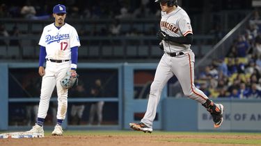 Wilmer Flores (derecha), de los Gigantes de San Francisco, corre las bases tras sacudir un bambinazo de dos carreras, ante la mirada del segunda base de los Dodgers de Los Ángeles Miguel Vargas, en el séptimo inning del juego de la MLB que enfrentó a ambos equipos, el 16 de junio de 2023, en Los Ángeles. (AP Foto/Mark J. Terrill)
