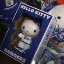 Muñecas de Hello Kitty conmemorativas por su 50 aniversario con el uniforme de los Dodgers de Los Ángeles se venden en una tienda el miércoles 23 de octubre de 2024 en Tokio. (Foto AP/Eugene Hoshiko)