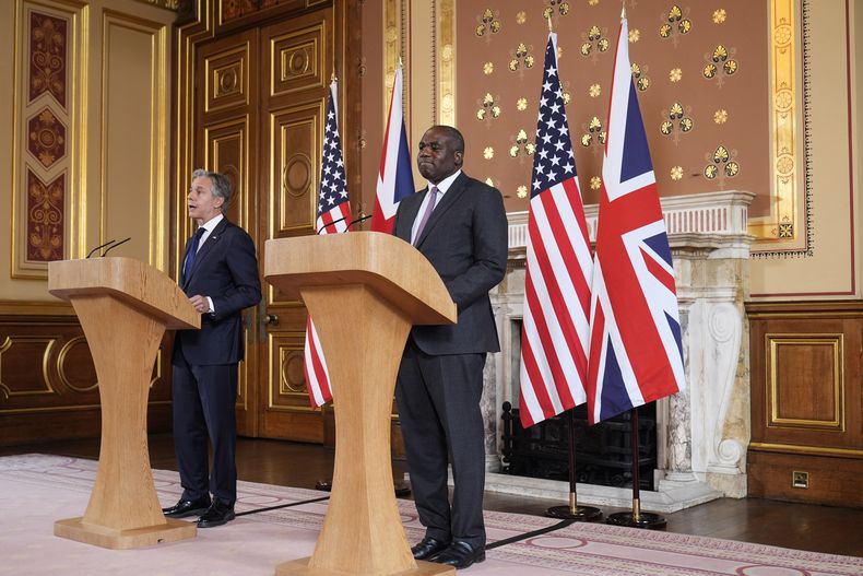 El secretario de Estado Antony Blinken, a la izquierda, habla durante una rueda de prensa conjunta con el ministro británico de Asuntos Exteriores David Lammy en la sala Locarno de la Oficina de Asuntos Exteriores, Commonwealth y Desarrollo (FCDO) en Londres, martes 10 de septiembre de 2024. (AP Foto/Mark Schiefelbein, Pool)