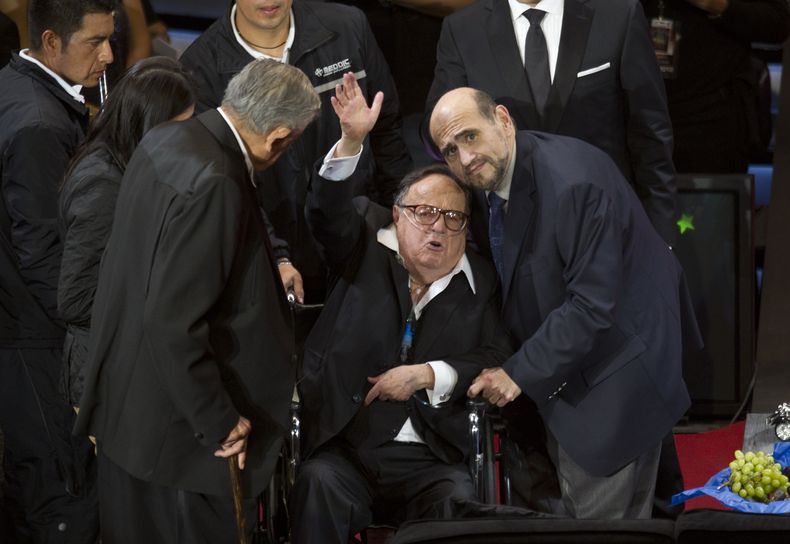 En esta foto del 29 de febrero de 2012, Roberto G&oacute;mez Bola&ntilde;os, "Chespirito", saluda durante un acto en su honor en el Auditorium Nacional en ciudad de M&eacute;xico. Televisa confirm&oacute; su muerte el viernes 28 de noviembre de