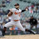 Cionel Pérez lanza por los Orioles de Baltimore ante los Tigres, en Detroit, el domingo 30 de abril de 2023. (AP Foto/Paul Sancya)