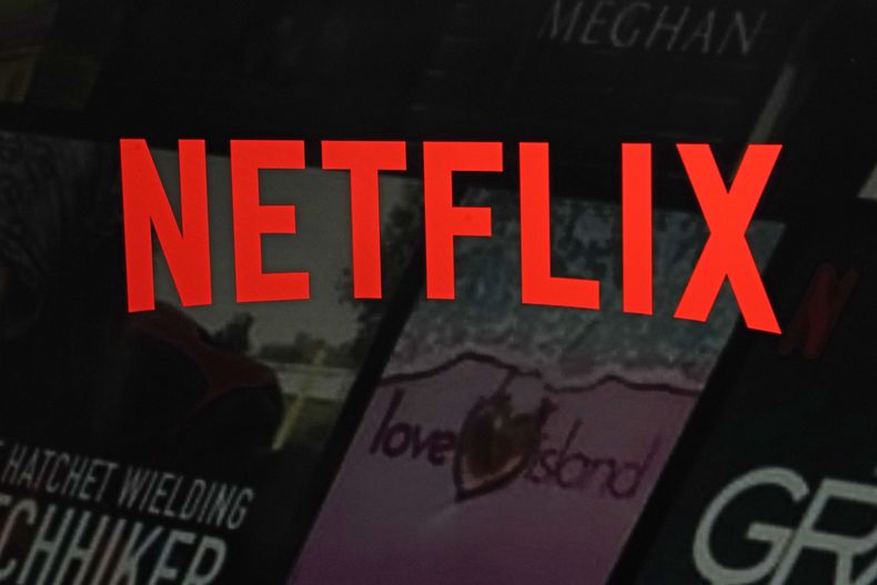 ARCHIVO - El logotipo de The Netflix en el sitio de la empresa el 2 de febrero de 2023, en Nueva York. Una mujer que afirma ser la inspiración de la implacable acosadora en el centro de Baby Reindeer de Netflix demandó al gigante del streaming el jueves 6 de junio de 2024 por difamación y busca al menos 170 millones de dólares en daños y perjuicios. (Foto AP/Richard Drew, archivo)