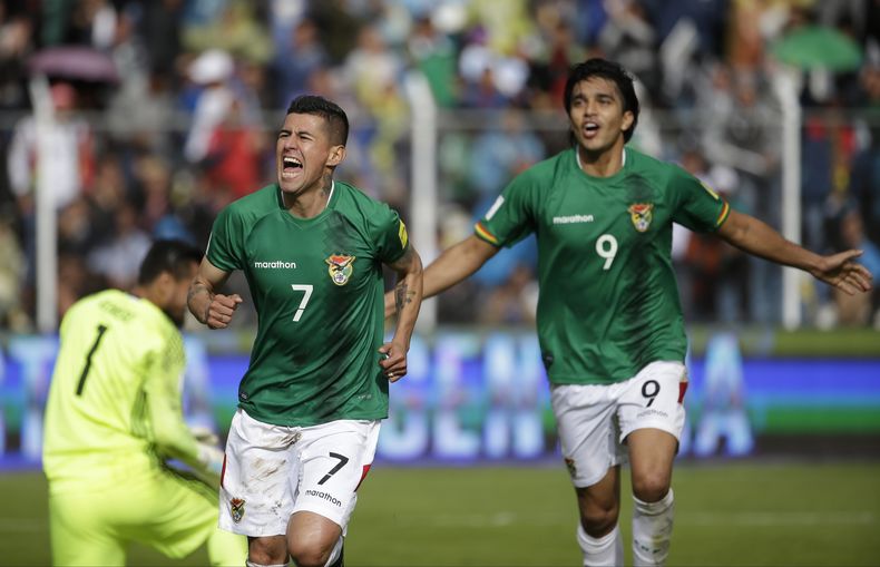 Juan Carlos Arce celebra tras anotar con su compañero de la selección de Bolivia Marcelo Martins en la eliminatoria rumbo a la Copa Mundial 2018 el 28 de marzo del 2017. (AP Foto/Victor R. Caivano)
