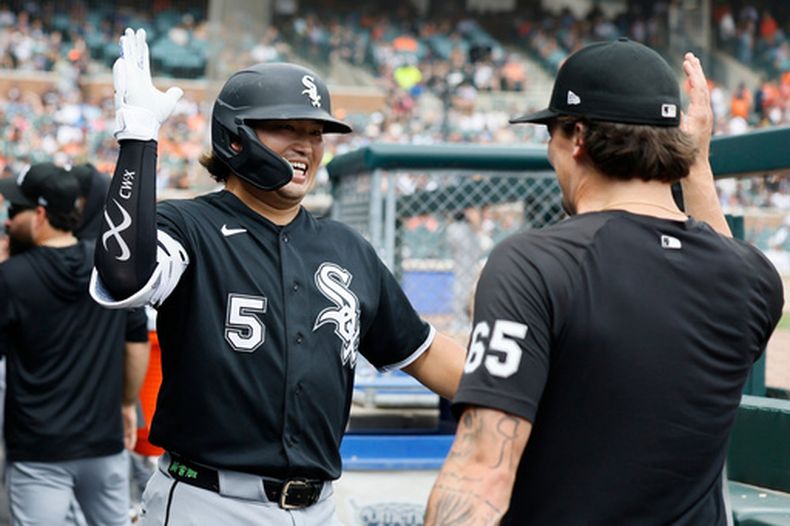 El infielder de los Medias Blancas de Chicago, Munetaka Murakami (5), celebra con Davis Martin (65) tras conectar un jonrón de dos carreras ante los Tigres de Detroit durante la séptima entrada de un partido de béisbol, el domingo 16 de agosto de 2026, en Detroit. (Foto AP/Duane Burleson)