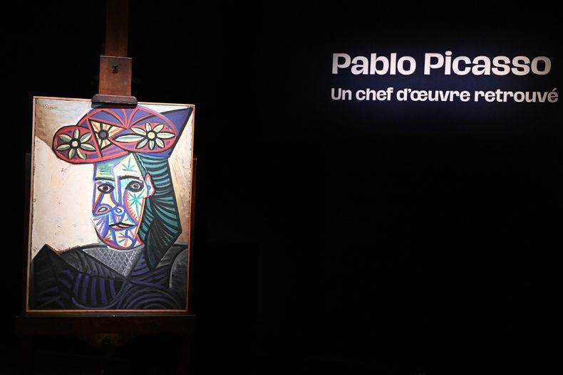 La pintura de Picasso recientemente redescubierta, Busto de mujer con sombrero floreado, es presentada el miércoles 22 de octubre de 2025 en París. El retrato, creado en 1943 y subastado el viernes en París, fue adquirido en 1944 y representa a su pareja, Dora Maar. (Foto AP/Emma Da Silva)
