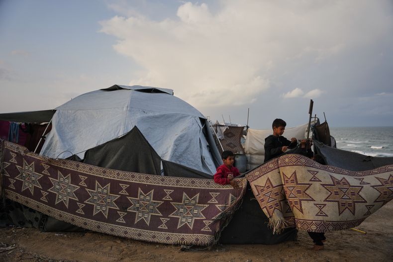 Una carpa en un campamento para palestinos desplazados en Deir al-Balah, Franja de Gaza, el 25 de noviembre del 2025. (AP foto/Abdel Kareem Hana)